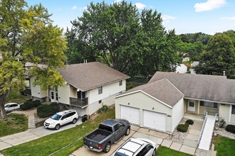 Westwood Duplexes in Omaha, NE - Foto de edificio - Building Photo