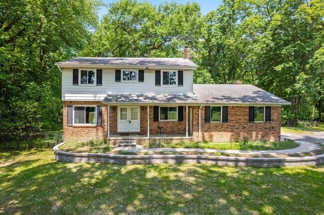 6670 Elizabeth Lake Rd in Waterford Township, MI - Building Photo - Building Photo