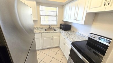 3530 NW 43rd Ave in Lauderdale Lakes, FL - Building Photo - Building Photo