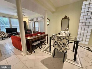 2403 Shreve Hill Rd in Dunn Loring, VA - Foto de edificio - Building Photo