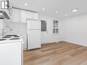 8 Redwood Ave in Toronto, ON - Building Photo - Building Photo