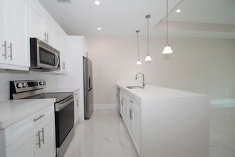 122 SE 12th Ter in Cape Coral, FL - Foto de edificio - Building Photo