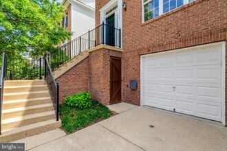 7355 Bloomington Ct in Springfield, VA - Building Photo - Building Photo