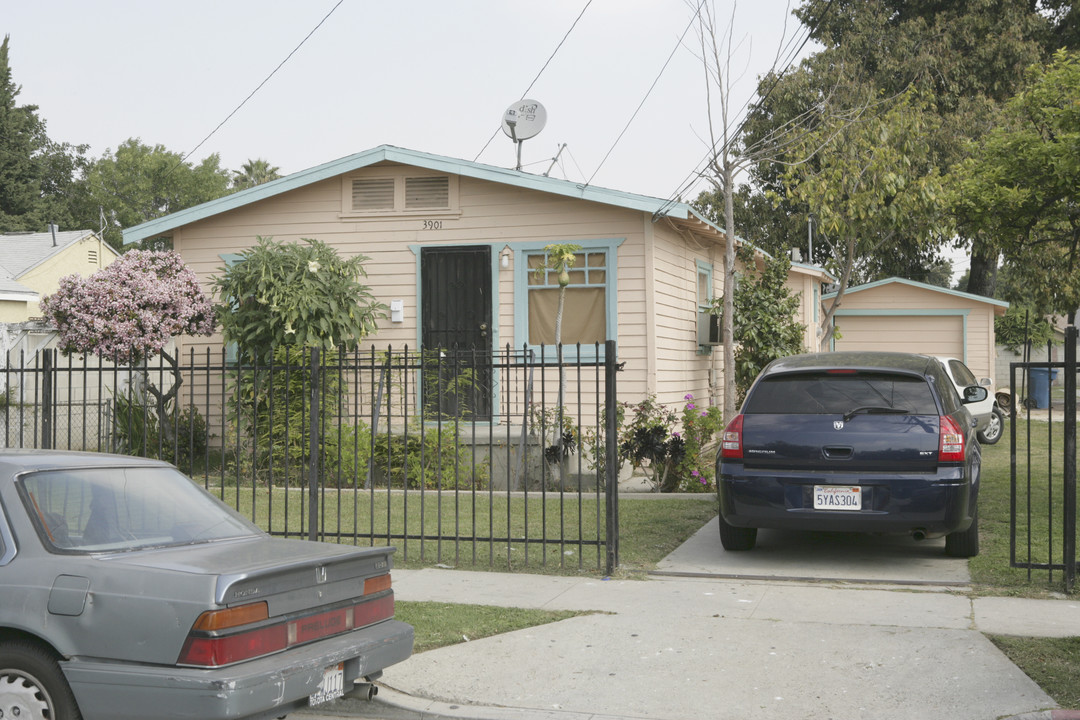 3901 Flower St in Cudahy, CA - Building Photo