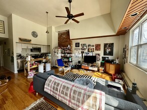 104 Central St, Unit 1R in Somerville, MA - Foto de edificio - Building Photo