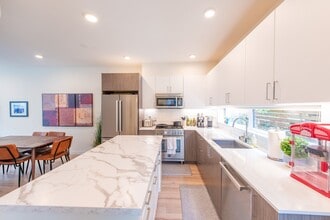 3238 14th Ave W in Seattle, WA - Foto de edificio - Building Photo