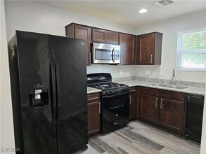 1888 Molly Meadows St in Las Vegas, NV - Foto de edificio - Building Photo