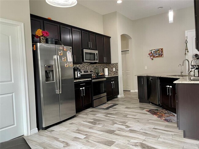 868 Old Windsor Way in Spring Hill, FL - Building Photo - Building Photo
