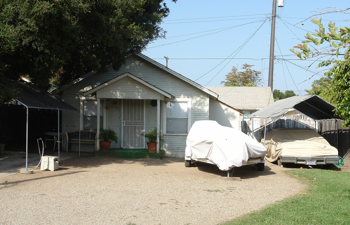 607 Sycamore St in Santa Paula, CA - Building Photo