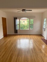 6130 1/2 Saturn St in Los Angeles, CA - Building Photo