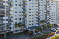 Ocean View Towers in Hallandale Beach, FL - Foto de edificio - Building Photo