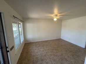 723-729 N Ferger Ave in Fresno, CA - Building Photo - Building Photo