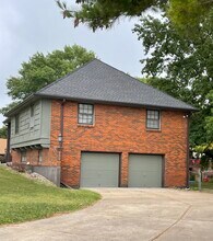 220 NW Highland Ln in Blue Springs, MO - Foto de edificio - Building Photo