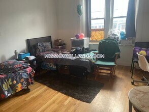 682 Parker St, Unit 1 in Boston, MA - Foto de edificio - Building Photo