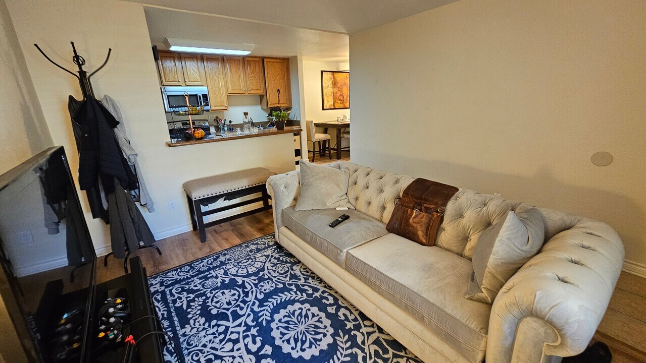 1737 Bayview Heights Dr, Unit 41 in San Diego, CA - Building Photo