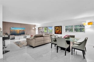 800 NE 195th St in Miami, FL - Building Photo