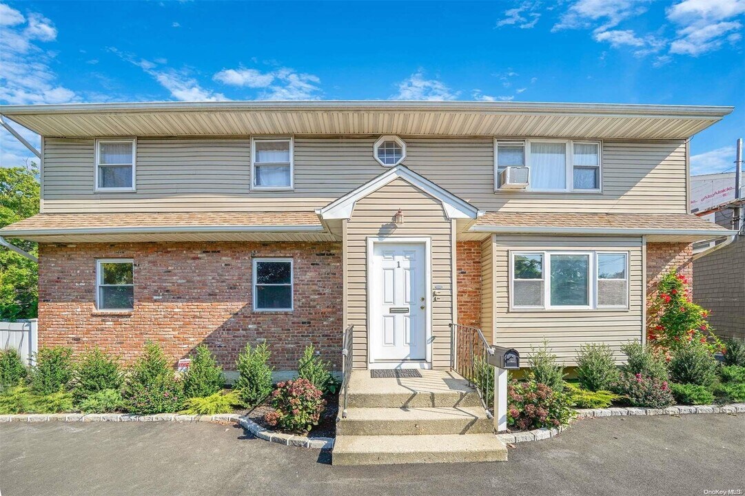 1 Duncan Pl in Oceanside, NY - Building Photo