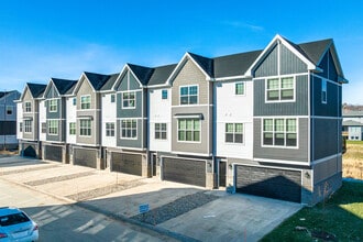 Grand Valley Townhomes in West Des Moines, IA - Building Photo - Building Photo