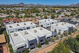 Halcyon on Cheery Lynn in Phoenix, AZ - Building Photo - Interior Photo