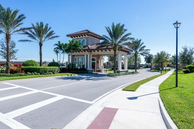 739 SE Villandry Way in Port St. Lucie, FL - Building Photo - Building Photo