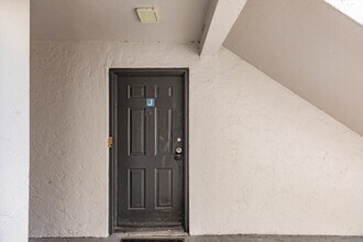 1140 Lake Victoria Dr in West Palm Beach, FL - Foto de edificio - Building Photo