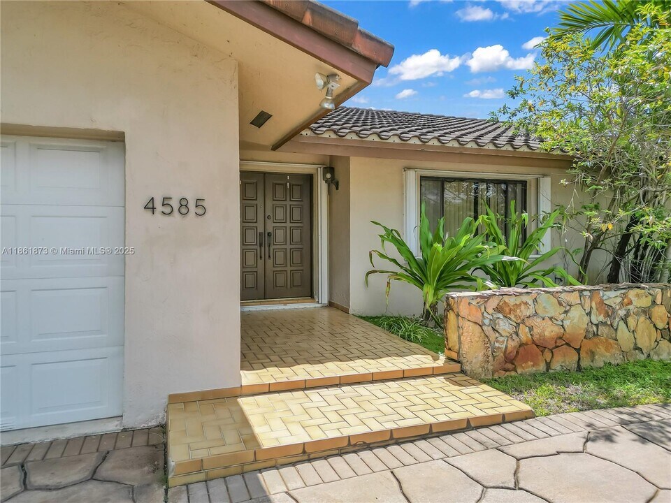 4585 SW 87th Ave in Miami, FL - Building Photo