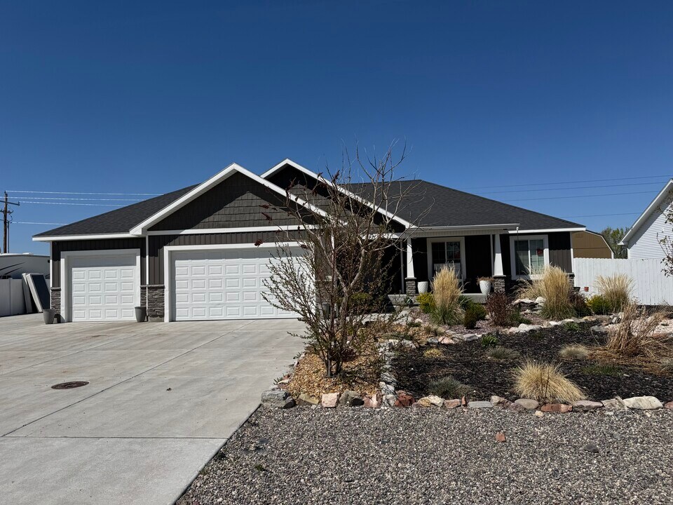 1557 S Henry Crk Rd E in Idaho Falls, ID - Building Photo