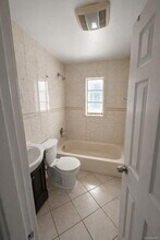 46 Elmira St in Hicksville, NY - Foto de edificio - Building Photo