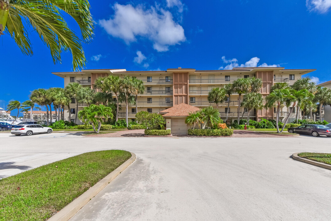 2401 Marina Isle Way in Jupiter, FL - Foto de edificio