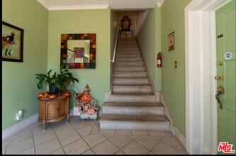 6250 S Van Ness Ave, Unit #1 in Los Angeles, CA - Foto de edificio - Building Photo