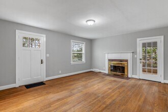 2221 Pinecroft Rd in Greensboro, NC - Building Photo - Building Photo