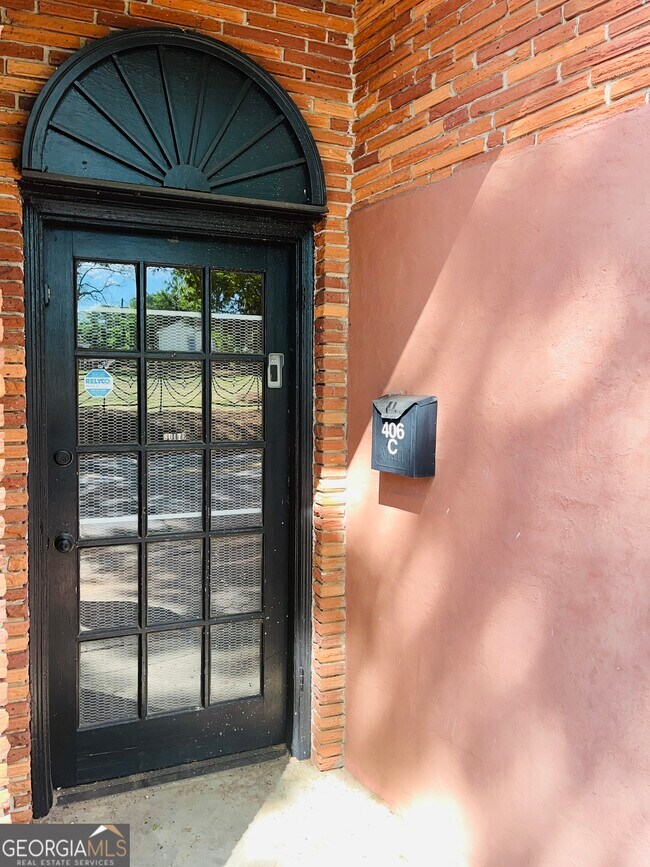 406 E Main St in Hogansville, GA - Foto de edificio - Building Photo