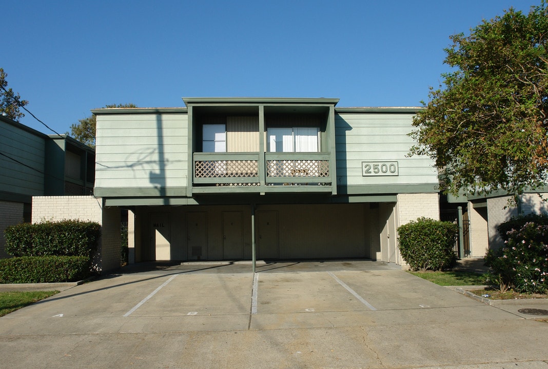 2500 Giuffrias Ave in Metairie, LA - Building Photo