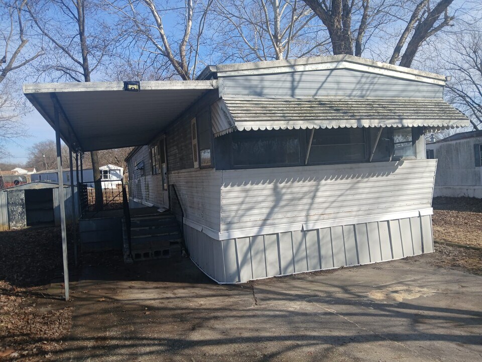 11 Camelot Dr in Danville, IL - Building Photo