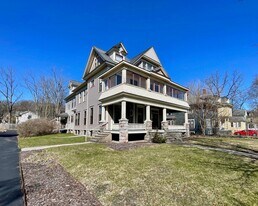 237 Stuart Ave in Kalamazoo, MI - Building Photo