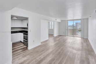 1621 Bay Rd in Miami Beach, FL - Building Photo - Building Photo
