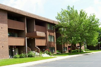 Old Orchard By The Bay Apartments in Essexville, MI - Foto de edificio - Building Photo