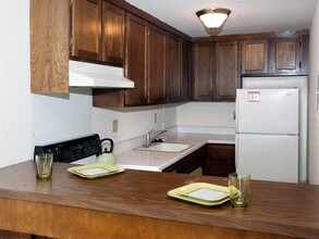 Gold Crest Apartments in Hopkins, MN - Building Photo - Building Photo