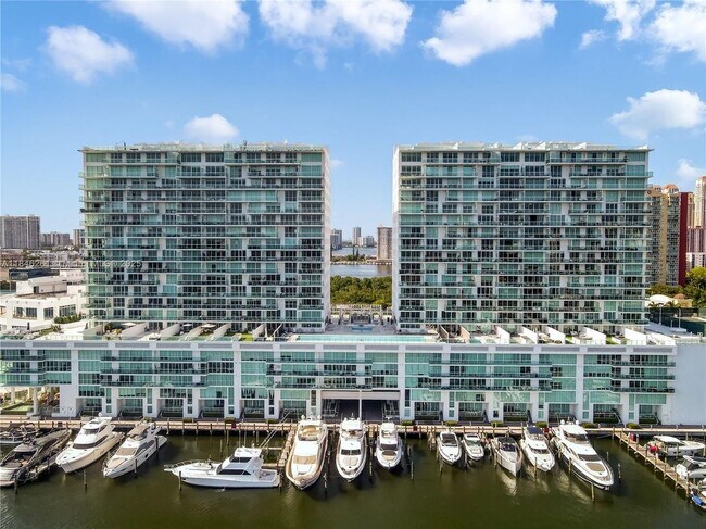 400 Sunny Isles Blvd in Sunny Isles Beach, FL - Building Photo - Building Photo