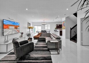 7565 NW 177th Terrace in Hialeah, FL - Building Photo - Building Photo