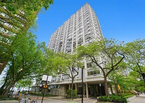 5757 N Sheridan Rd in Chicago, IL - Building Photo