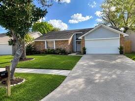 3030 Shawnee Dr in Sugar Land, TX - Building Photo