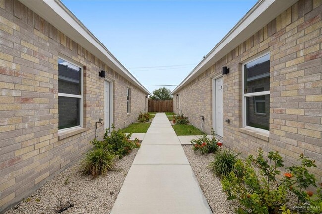 11 N Hester St in Edinburg, TX - Foto de edificio - Building Photo