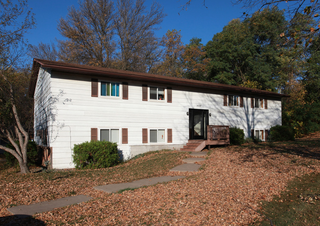 1437 Emory Cir in River Falls, WI - Foto de edificio