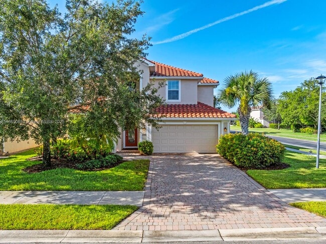 2330 Heydon Cir E in Naples, FL - Building Photo - Building Photo