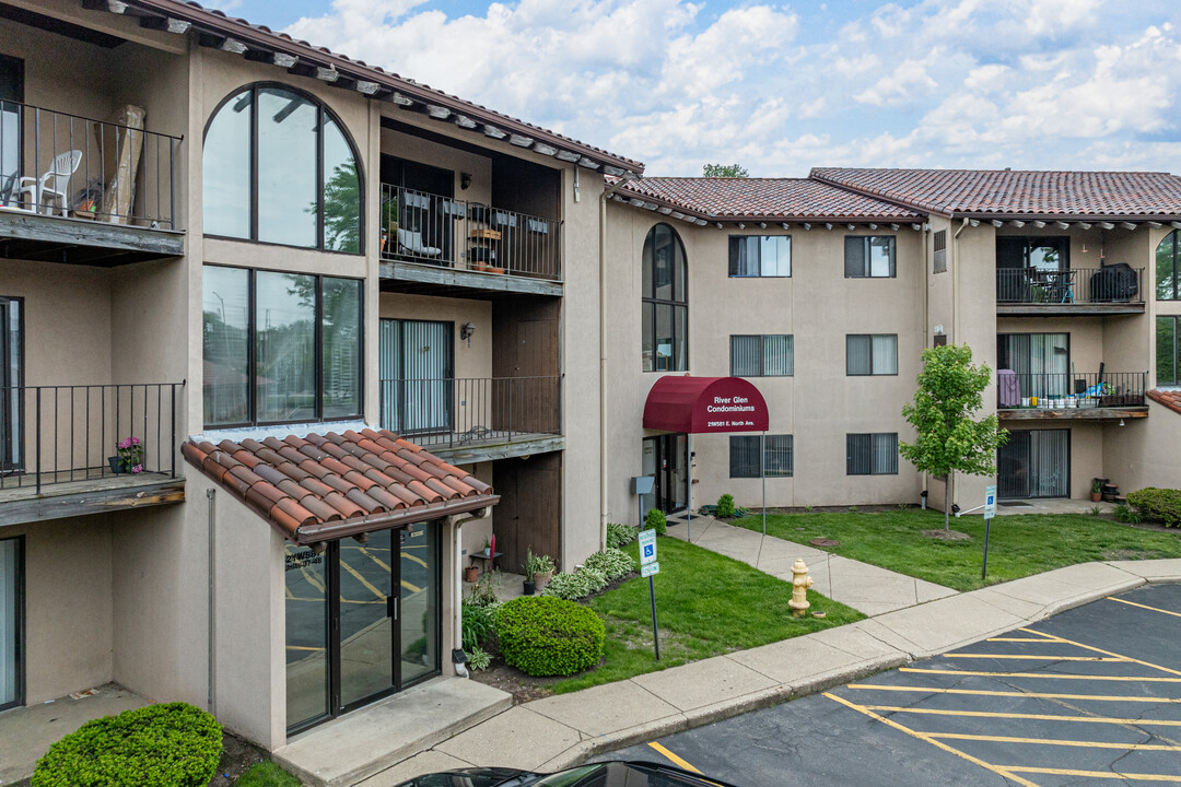 River Glen Condominiums in Lombard, IL - Building Photo