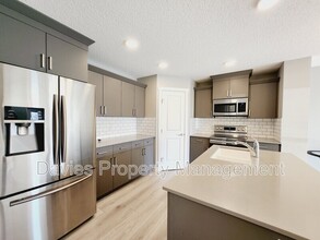 165 Cy Becker Blvd NW in Edmonton, AB - Building Photo - Building Photo