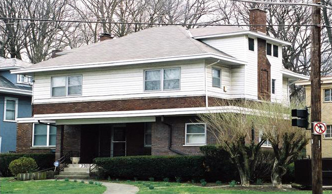 2301 East Hill Ave in Cincinnati, OH - Foto de edificio - Building Photo