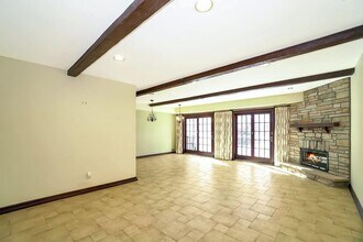 16 Club Dr S in Jericho, NY - Building Photo - Building Photo