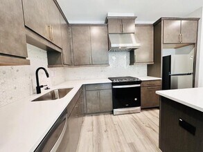 2422 Lakeshore Ln in Atlanta, GA - Building Photo - Building Photo